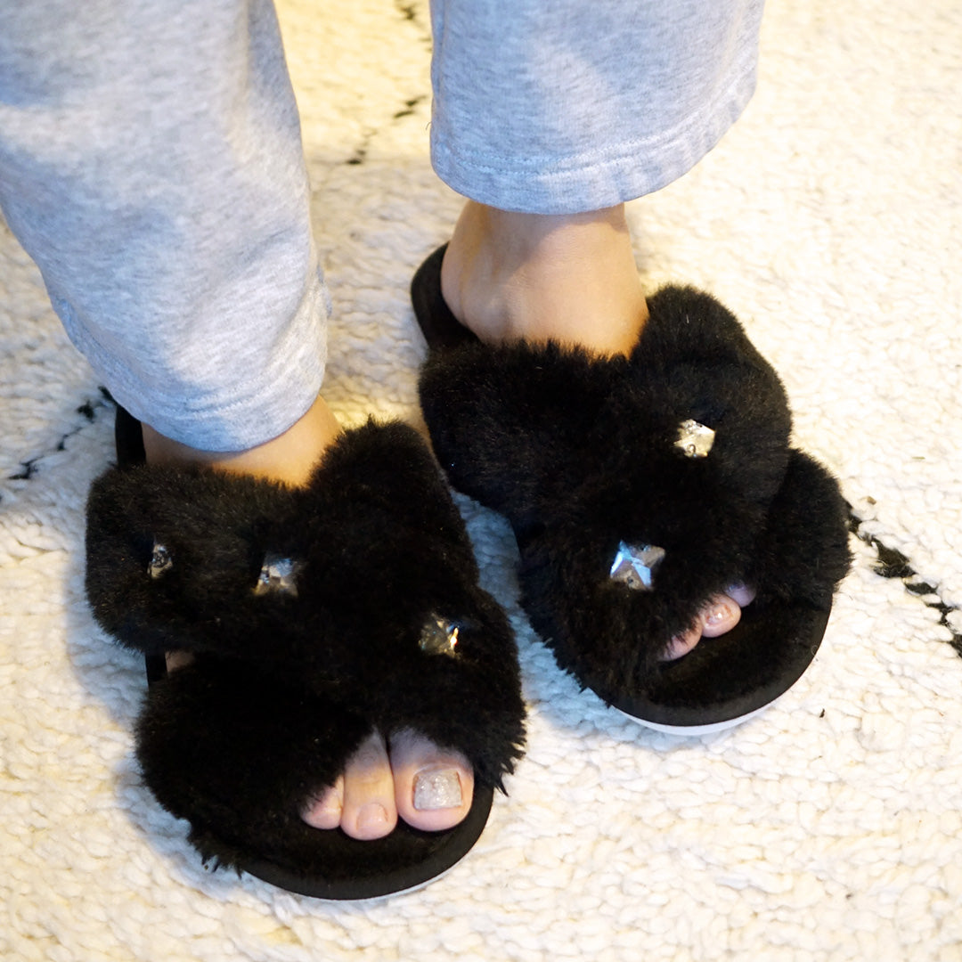 【NY発】ブラックファースリッパ - スタッズクリスタルビジュー刺繍のふわふわレディースルームシューズ
