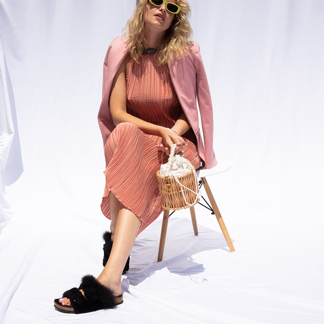 【NY発】リアルフェザーのスライドサンダルShearling Fur Slide with Feather - Black Flat Women's Sandals