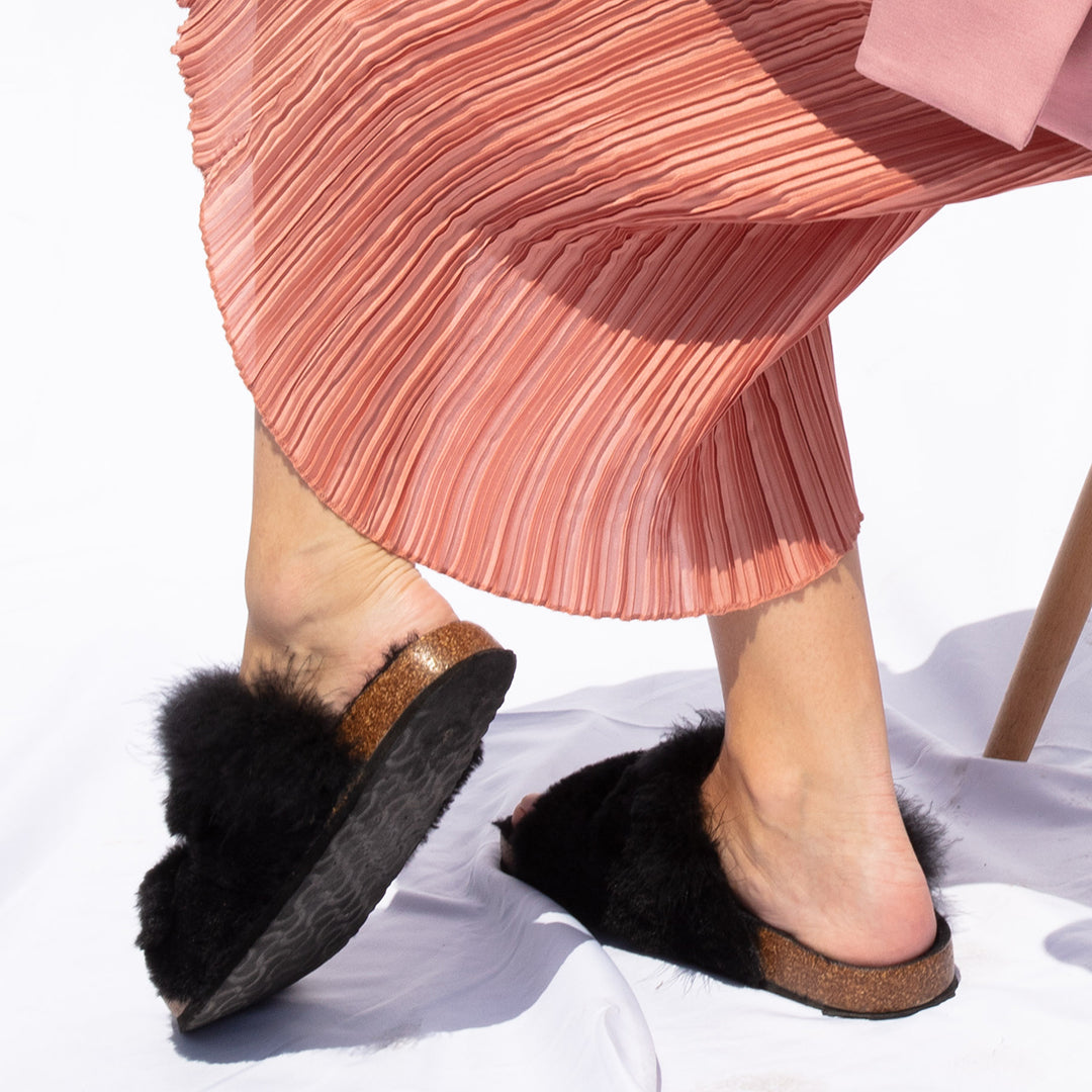 【NY発】リアルフェザーのスライドサンダルShearling Fur Slide with Feather - Black Flat Women's Sandals